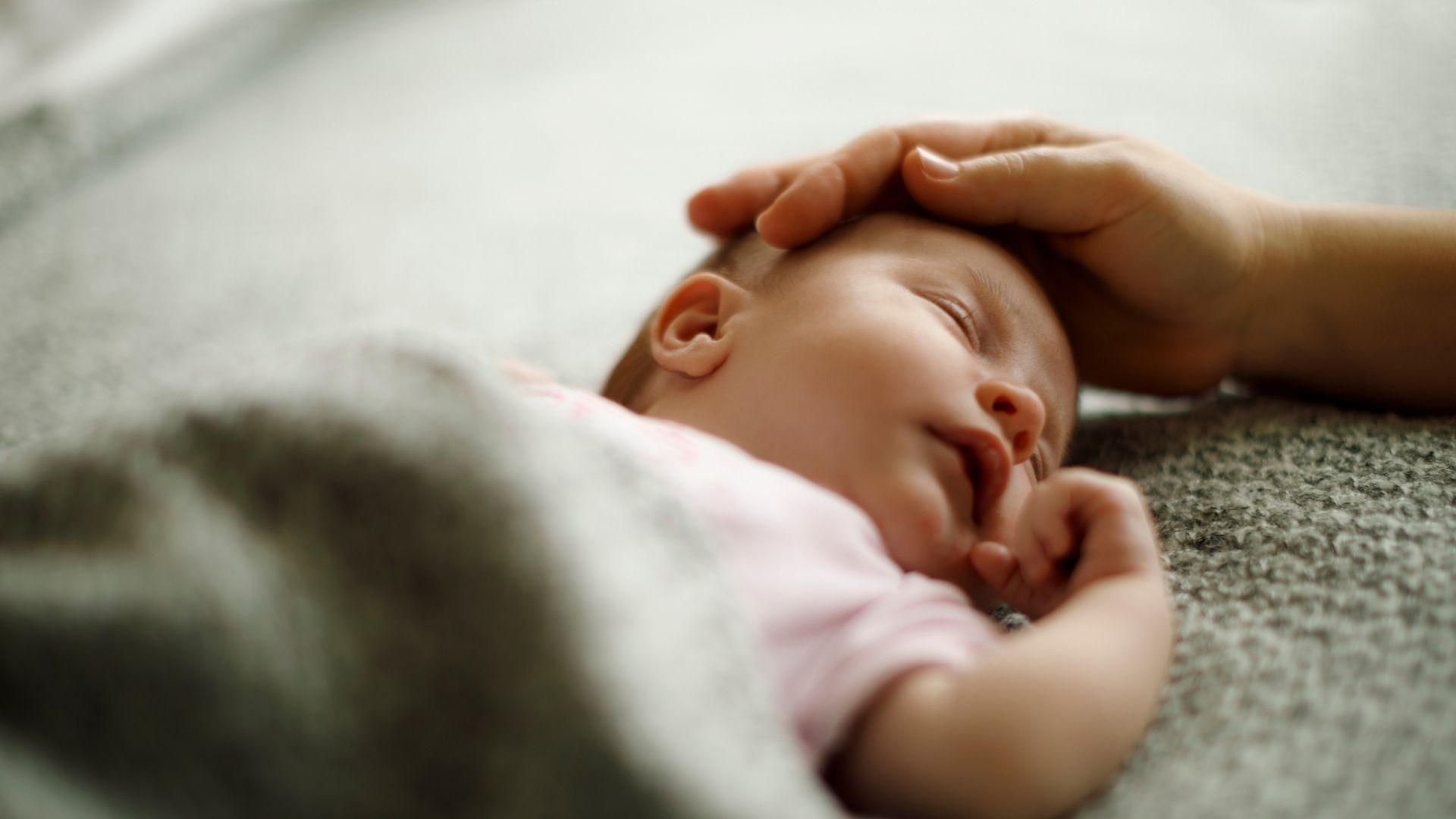 Sen noworodka: potrzeby, fazy i bezpieczne warunki snu